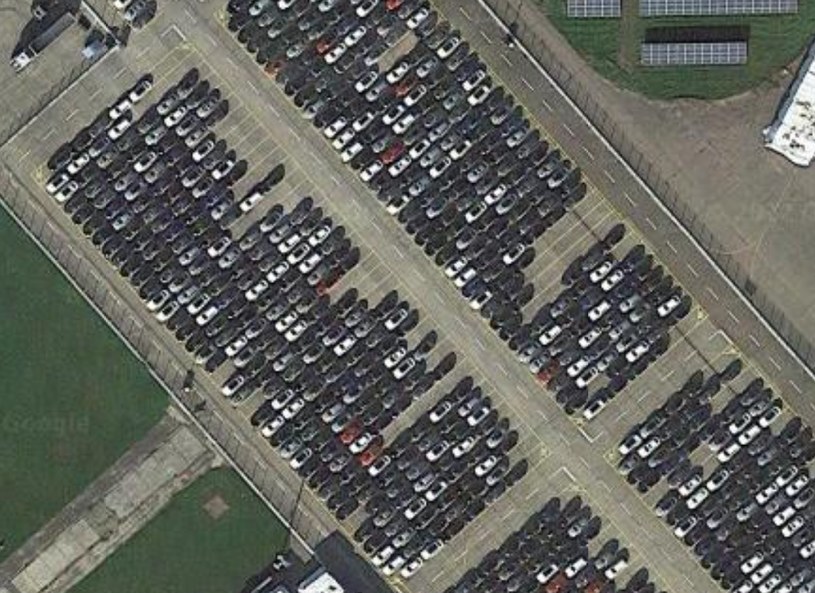 Po przybliżeniu wyraźnie widać, że na terenie opuszczonego lotniska znajdują się tysiące aut. /Mapy Google/zrzut ekranu /