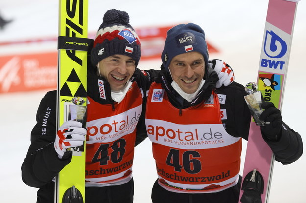 Po raz dwudziesty w historii dwaj Polacy stanęli na podium konkursu Pucharu Świata - zwycięzca konkursu Kamil Stoch (po lewej) i trzeci - Piotr Żyła /RONALD WITTEK /PAP/EPA