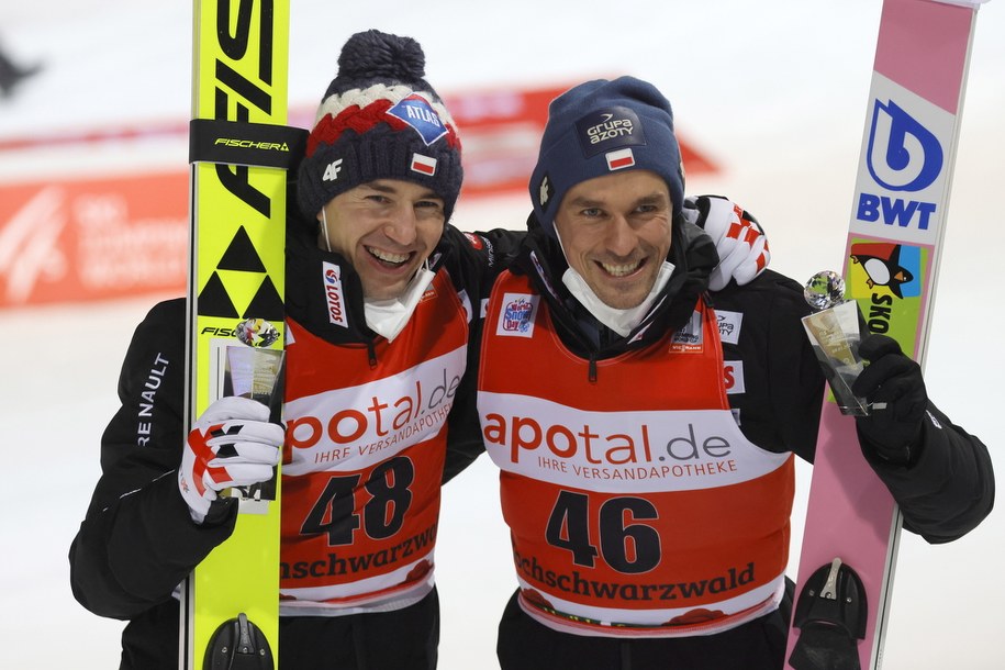 Po raz dwudziesty w historii dwaj Polacy stanęli na podium konkursu Pucharu Świata - zwycięzca konkursu Kamil Stoch (po lewej) i trzeci - Piotr Żyła /RONALD WITTEK /PAP/EPA