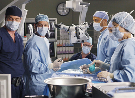Po raz kolejny największą popularnością wśród widzów cieszy się serial "Chirurdzy" /materiały prasowe