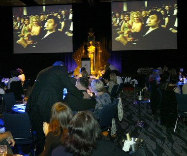 Po raz pierwszy Hollywood usłyszało o Taice Waititim w 2003 roku na ceremonii rozdania Oscarów, kiedy jego krótkometrażowy film "Two Cars, One Night" walczył o statuetkę. Gdy kamera pokazała nominowanych, okazało się, że Waititi... smacznie śpi. Oczywiście była to tylko gra, jednak pokazująca podejście nowozelandzkiego reżysera do rzeczywistości, które ujawnia się w jego kolejnych filmach. Niechęć do zadęcia, sztucznego patosu, a zamiłowanie do wyszukiwania małych czy większych absurdów w "zwyczajnej" rzeczywistości. 