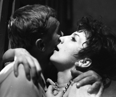 Po raz pierwszy na ekranie Emilia Krakowska pojawiła się w 1964 roku w dwóch epizodycznych rolach w „Nieznanym” Witolda Lesiewicza i w „Pingwinie” Jerzego Stefana Stawińskiego. Na pierwszą główną rolę musiała poczekać kolejne 3 lata. Dostała ją u Jerzego Ziarnika w „Wycieczce w nieznane”. Film został dobrze przyjęty przez krytyków.