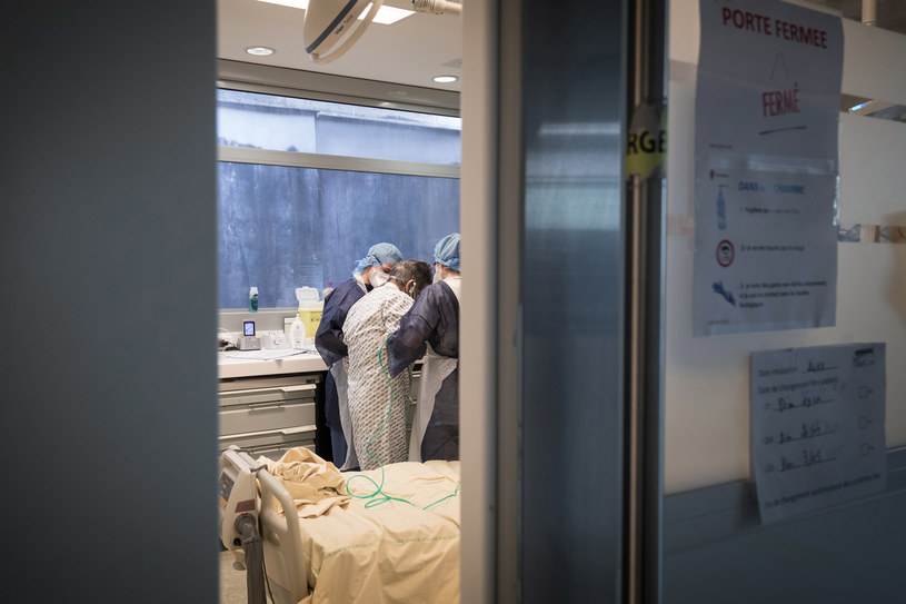 Po raz pierwszy od początku pandemii koronawirusa w Europie stwierdzono ponad 100 tysięcy zakażeń jednego dnia, na zdjęciu szpital w Paryżu /JOEL SAGET/AFP /AFP