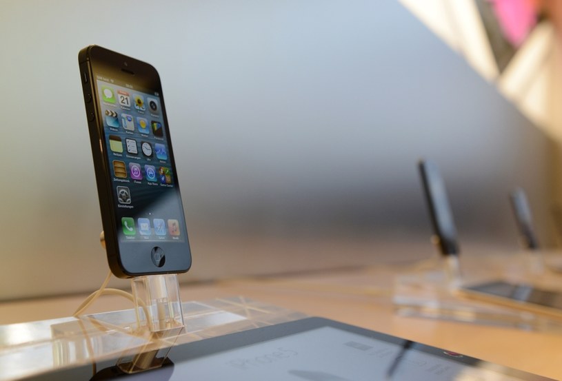 Po raz pierwszy smartfon Apple może być cały czarny /AFP