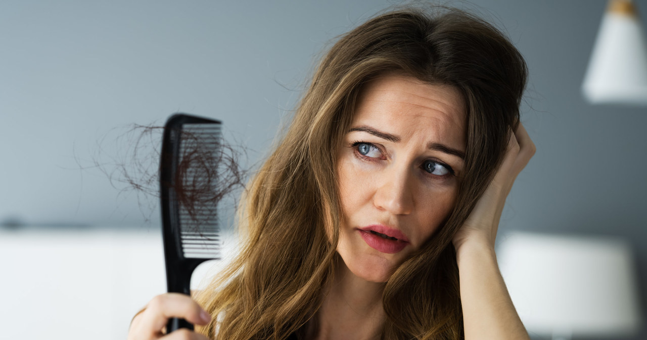 Po regularnym myciu głowy sokiem z ziemniaka twoje włosy powinny być zdrowsze, bardziej błyszczące i o wiele rzadziej wypadać /123RF/PICSEL