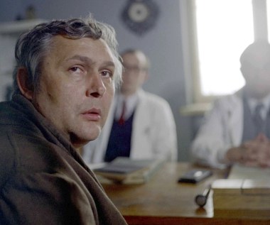 Po roli w "Nocach i dniach" i serialowej wersji filmu Jerzy Bińczycki z powodzeniem kontynuował karierę aktorską. W latach 70. i 80. XX wieku zagrał m.in. w europejskiej koprodukcji "Dagny" (1976), "Zaklętym dworze" (1976) i "Podróży do Arabii" (1979) Antoniego Krauzego, "Zaległym urlopie" (1978) Janusza Zaorskiego, głośnym obrazie "Szpital przemienienia" (1978) Edwarda Żebrowskiego oraz znakomitym serialu Andrzeja Wajdy i Edwarda Kłosińskiego "Z biegiem lat, z biegiem dni..." (1980), w którym wcielił się w Felicjana Dulskiego.
Na zdjęciu: Jerzy Bińczycki w filmie "Szpital przemienienia".