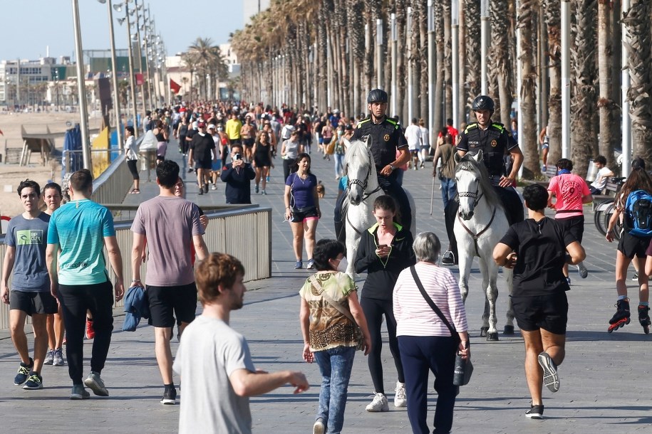 Po rozluźnieniu obostrzeń tłumy pojawiły się na barcelońskiej promenadzie /QUIQUE GARCIA /PAP/EPA