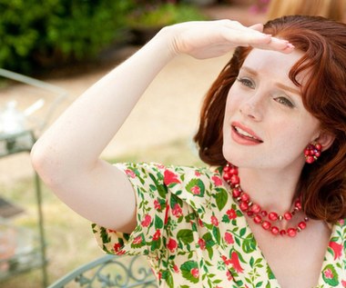 Po serii niepowodzeń artystka wróciła do wartościowego kina za sprawą kameralnych "Służących" (2011) Tate'a Taylora, adaptacji powieści Kathryn Stockett. Rozgrywający się w latach 60. XX wieku dramat opowiadał o początkującej dziennikarce, która spisuje historie czarnoskórych służących, wywołując skandal wśród wyższych sfer. "Myślę, że i w książce, i w filmie ważne jest, że nie demonizuje się nikogo. Oskarżany jest przede wszystkim chory system społeczny, który na szczęście zaczyna się zmieniać. Grając Hilly w pełni pojęłam przyczyny jej ignorancji. Ona wierzy, że zdecydowane i okrutne działanie jest uzasadnione. Nie sądzę, byśmy mogli to zaakceptować, ale powinniśmy zrozumieć mentalność kobiet z tamtych czasów" - mówiła o "Służących" Howard.