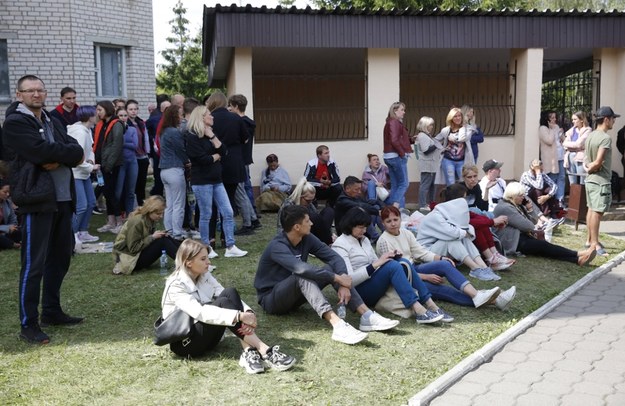 Po sfałszowanych wyborach w 202 r. reżim Łukaszenki zatrzymał tysiące osób. Na zdjęciu: bliscy zatrzymanych przed więzieniem w mieście Żodzino, 50 km od Mińska. /TATYANA ZENKOVICH  /PAP/EPA