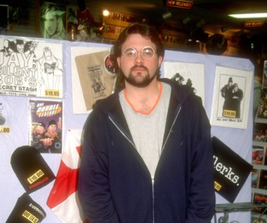 Po skończeniu szkoły średniej, Smith przeprowadził się do Kanady, gdzie studiował w Szkole Filmowej. Jego edukacja nie trwała jednak długo. Już cztery miesiące po rozpoczęciu zajęć, Kevin zrezygnował z dalszego uczestniczenia w życiu studenckim.

Smith wrócił do Stanów w tym samym czasie, w którym swoja premierę miał "Slacker". Ten stosunkowo mało znany film stał się inspiracją i motywacją dla początkującego reżysera. W obrazie "Slacker" znajdziemy wszystkie problemy, które później będą poruszane przez Smitha - znudzenie i zagubienie amerykańskiej Generacji X, która wychowana została przez sieci telewizji kablowej, przesiąknięta i otępiała przez reaganowski neoliberalizm.

"To był film, który sprawił, że ruszałem swój tyłek z fotela. Ten film rozpalił we mnie ogień. To dzięki niemu pomyślałem, że i ja mogę zostać reżyserem. Nigdy nie widziałem takiego filmu wcześniej" - powiedział po latach Smith.