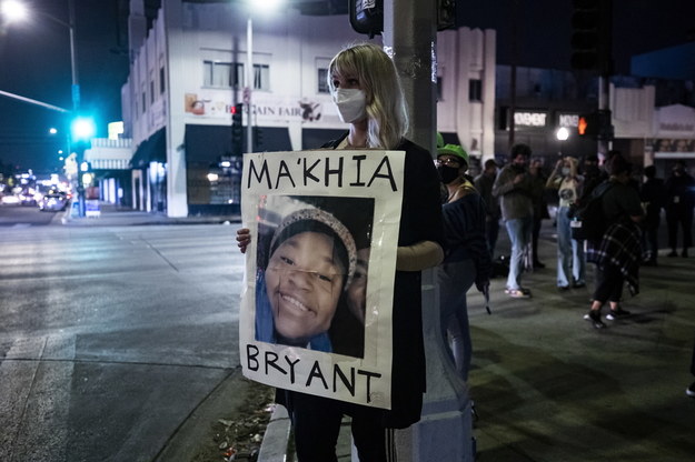 Po śmierci Makiyah Bryant na ulicach pojawiło się wiele osób z transparentami na znak protestu /ETIENNE LAURENT /PAP/EPA