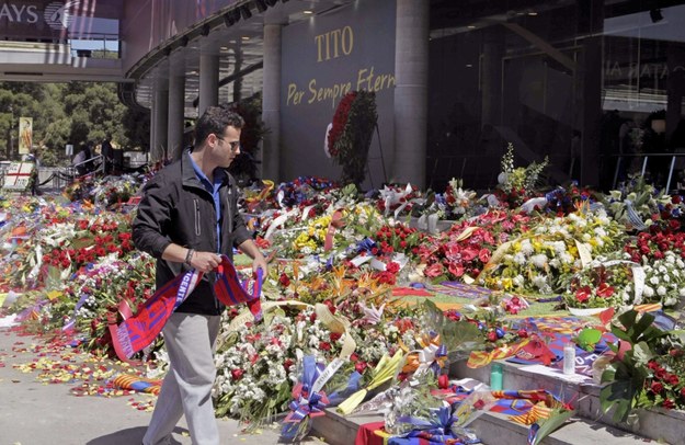 Po śmierci Tito Vilanovy kibicy układają przed stadionem Camp Nou w Barcelonie kwiaty i świece /TONI ALBIR /PAP/EPA