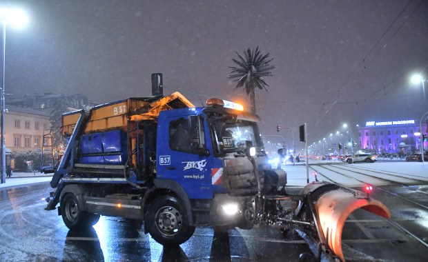 Po śnieżycy na ulicach Warszawy 170 posypywarek 