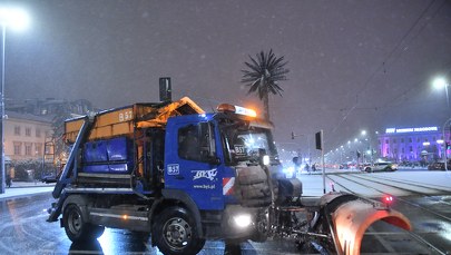 Po śnieżycy na ulicach Warszawy 170 posypywarek 
