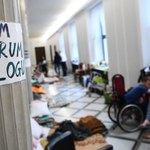 Po spotkaniu z minister Rafalską protestujący opiekunowie niepełnosprawnych zostają w Sejmie