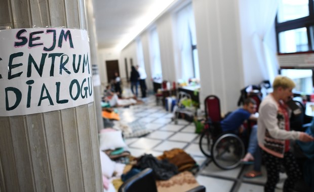 Po spotkaniu z minister Rafalską protestujący opiekunowie niepełnosprawnych zostają w Sejmie