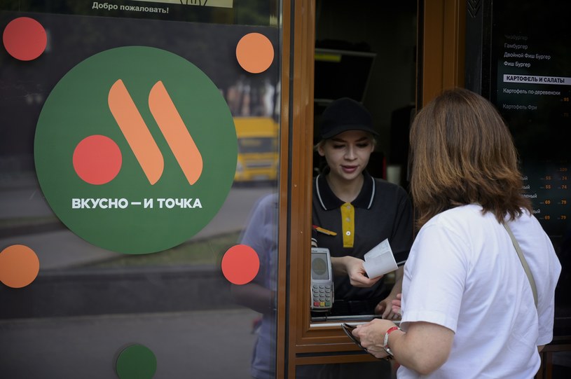 Po sprzedaży swoich restauracji w Rosji, Mcdonald's został zastąpiony marką "Wkusno i toczka". Zdjęcie przedstawią jedną z restauracji sieci w Moskwie /NATALIA KOLESNIKOVA/AFP /AFP