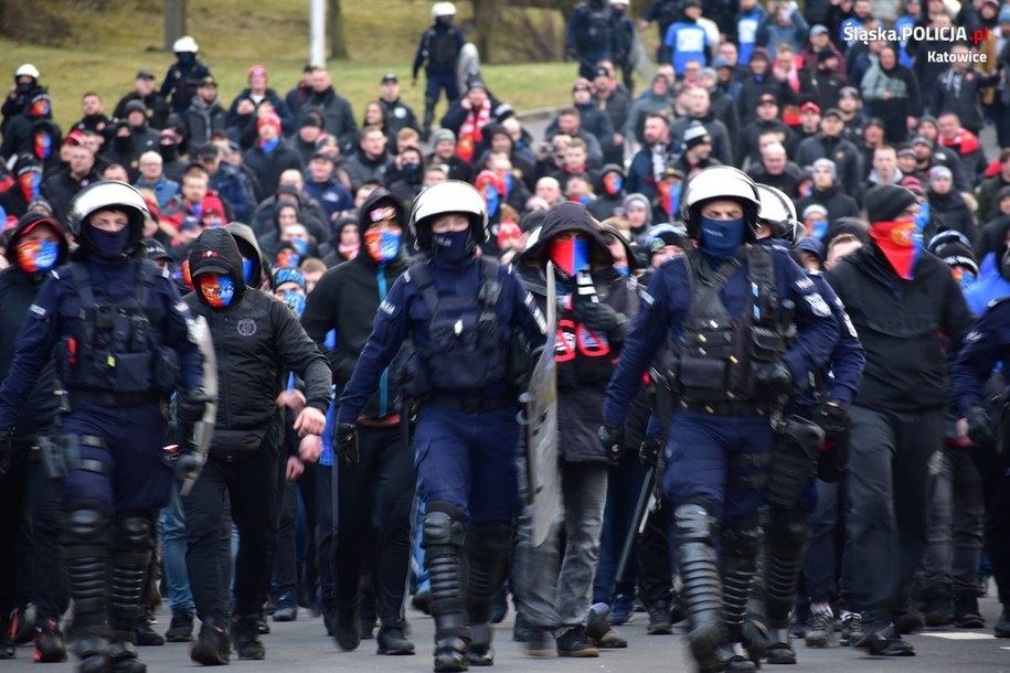 Po środowej zadymie postawiono zarzuty już 6 osobom /Śląska policja /Policja