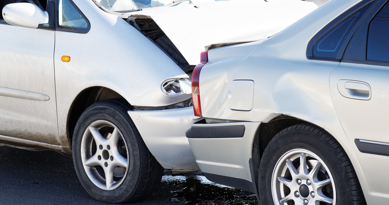 Po stłuczce na parkingu nie trzeba wzywać policji. Dzięki temu można uniknąć mandatu. /123rf.com /123RF/PICSEL