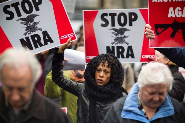 Po strzelaninie w Newtown przeciwnicy swobodnego dostępu do broni zorganizowali demonstrację w Waszyngtonie /fot. Jim Lo Scalzo /PAP/EPA