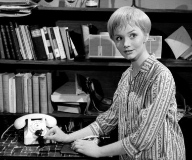 Po studiach muzycznych w Warszawie (fortepian i śpiew) Anna Prucnal trafiła do Studenckiego Teatru Satyryków (STS). Na ekranie debiutowała w krótkometrażowym filmie "Pierwsza balowa sukienka" Włodzimierza Borowika (1960), wkrótce potem wystąpiła w filmie "Słońce i cień" Rangela Wulczanowa (1961). Prawdziwą popularność w Polsce zdobyła tytułowa "Smarkula" w filmie Leonarda Buczkowskiego (1962).