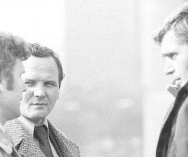 Po sukcesie "Rejsu" do reżyserii wrócił w 1976 roku realizując zaskakujący obraz "Przepraszam, czy tu biją?". 

"W filmie tym nie występują właściwie aktorzy zawodowi. Dwie z głównych ról Piwowski powierzył znanym mistrzom boksu, Jerzemu Kulejowi i Janowi Szczepańskiemu. Uwagę widza zwraca niezwykły pietyzm w odtwarzaniu realiów warszawskiego przestępczego światka i autentyzm oglądanych scen" - czytamy w Internetowej Bazie filmu Polskiego.

"Przepraszam, czy tu biją?" zdobyło Nagrodę Główną na Festiwalu Filmów Polskich w Gdańsku w 1976 roku.