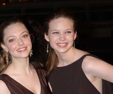 Po sukcesie "Wrednych dziewczyn" Seyfried starała się o tytułową rolę w serialu "Weronika Mars", jednak znów przypadła jej rola drugoplanowa. Wcieliła się w postać Lilly, zamordowanej przyjaciółki Weroniki, która pojawiała się wyłącznie w retrospekcjach. W 2006 roku otrzymała rolę w serialu HBO "Trzy na jednego", opowiadającym o rodzinie Mormonów praktykujących poligamię. Seyfried wcieliła się w Sarah, najstarszą córkę głównego bohatera, która stara się pogodzić z religią swych najbliższych. Jej postać zyskała dużą popularność, szczególnie po trzecim sezonie. Krótko po tym Seyfried opuściła produkcję, chcąc skupić się na karierze filmowej. Do "Trzech na jednego" wróciła gościnnie w odcinku finałowym.