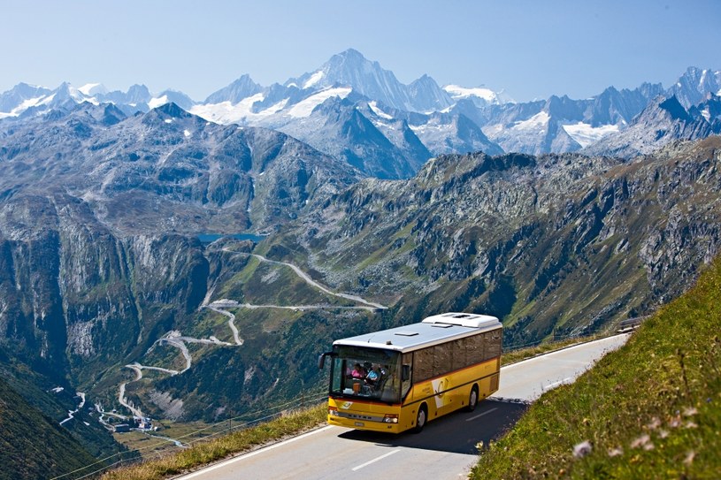 Po Szwajcarii można wygodnie podróżować także autobusem, Furka Pass,  Valais /Switzerland Tourism: swiss-image.ch/Christof Sonderegger /materiały prasowe