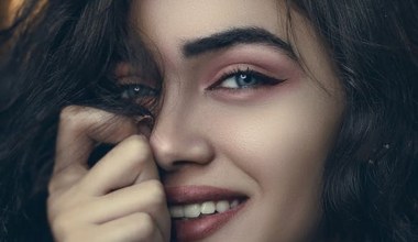 Po tej kuracji brwi robią się dwa razy gęstsze. Domowa metoda z olejem rycynowym