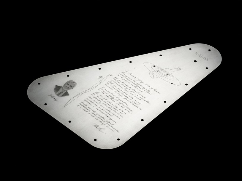 Po tej stronie pamiątkowej tablicy zamontowanej na należącym do NASA statku kosmicznym Europa Clipper znajduje się odręczny napis „Pochwała tajemnicy: poemat dla Europy” . /NASA/JPL-Caltech /domena publiczna