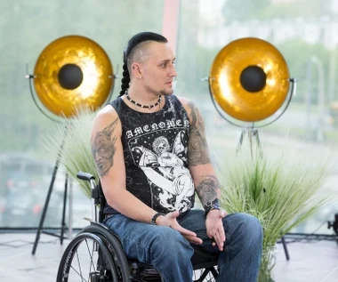 Po tragicznym wypadku Tomek "Kowal" Kowalski wraca do telewizji. Żona namówiła go na "Mam talent"