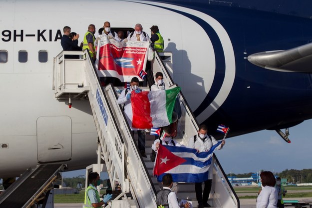 Po trzech miesiącach kubańska misja medyczna opuściła Lombardię /Ismael Francisco /PAP/EPA