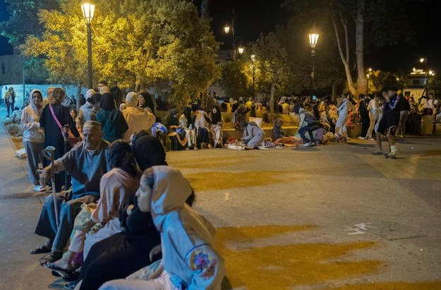 Po trzęsieniu ludzie boją się wrócić do domów - na zdjęciu mieszkańcy Rabatu na jednej z ulic /Jalal Morchidi /PAP/EPA