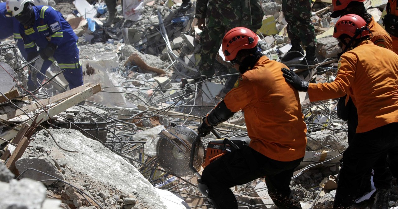 Po trzęsieniu ziemi 45 tysięcy mieszkańców Indonezji nie ma dachu nad głową 