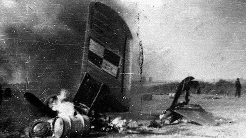 Po tygodniu walk, polskie lotnictwo nie przedstawiało żadnej wartości bojowej, a wojska lądowe były w rozsypce. Na zdjęciu P.11c por. pil. Tadeusza Jeziorowskiego, w którym pilot zginął 4 września 1939 roku /domena publiczna