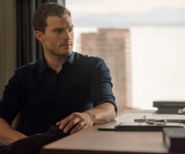 
Po tym jak twórczyni oryginału, Sam Taylor-Wood, po licznych konfliktach z E.L. James, zdecydowała się na opuszczenie produkcji, za kamerą sequela stanął James Foley, znany przede wszystkim z realizacji filmu "Glengarry Glenn Ross" oraz odcinków seriali "Miasteczko Twin Peaks" i "House of Cards".