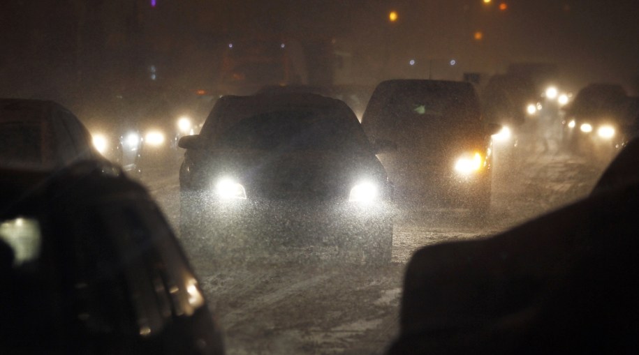 Po tym, jak w wielu regionach kraju spadł śnieg, na polskich drogach zrobiło się ślisko i niebezpiecznie /Andrzej Grygiel /PAP