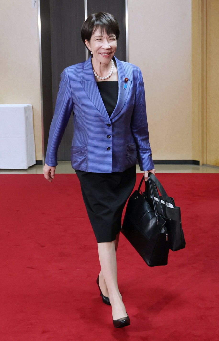 Po tym jak z torebką pokazała się premier Japonii, zamówienia na tren konkretny model znacznie wzrosły /STR/AFP /East News