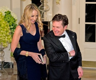 Po tym, jak zdiagnozowano u niego chorobę Parkinsona, postanowił zarzucić karierę i spędzać więcej czasu z rodziną. 

"Gdybym nie miał Parkinsona, moje życie byłoby takie jak kiedyś - gra, podróże i bycie z dala od mojej rodziny. Choroba zmusiła mnie do tego, aby spędzać z najbliższymi więcej czasu, pracować w swojej fundacji i moje życie jest teraz dzięki temu o wiele bogatsze. To zmieniło moją rzeczywistość w bardzo pozytywny sposób" - Michael J. Fox przyznał podczas wywiadu w 2010 roku.

Na zdjęciu - z żoną, aktorką Tracy Pollan, z którą są małżeństwem od 28 lat.