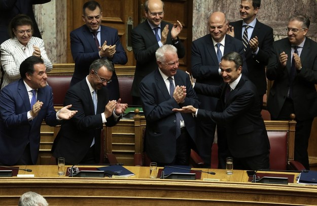 Po udanym głosowaniu nowy premier Grecji zbierał gratulacje /SIMELA PANTZARTZI  /PAP/EPA