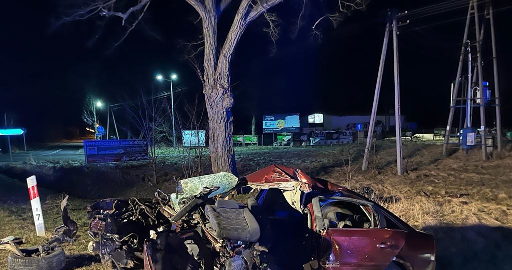 Po uderzeniu w drzewo połowa Vectry właściwie zniknęła... /Policja