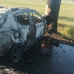 Po uderzeniu w drzewo samochód spłonął. Kierowca zginął
