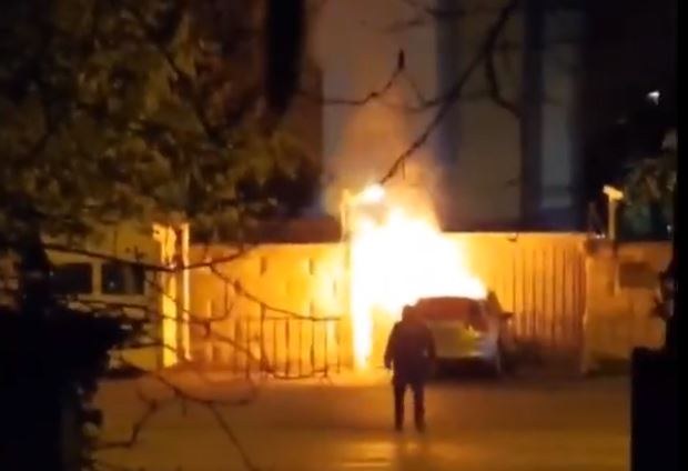 Po uderzeniu w ogrodzenie, auto stanęło w płomieniach /Zrzut ekranu