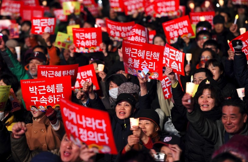 Po ujawnieniu przez media afery społeczeństwo postanowiło zaprotestować - tysiące Koreańczyków wyszło na ulice /AFP