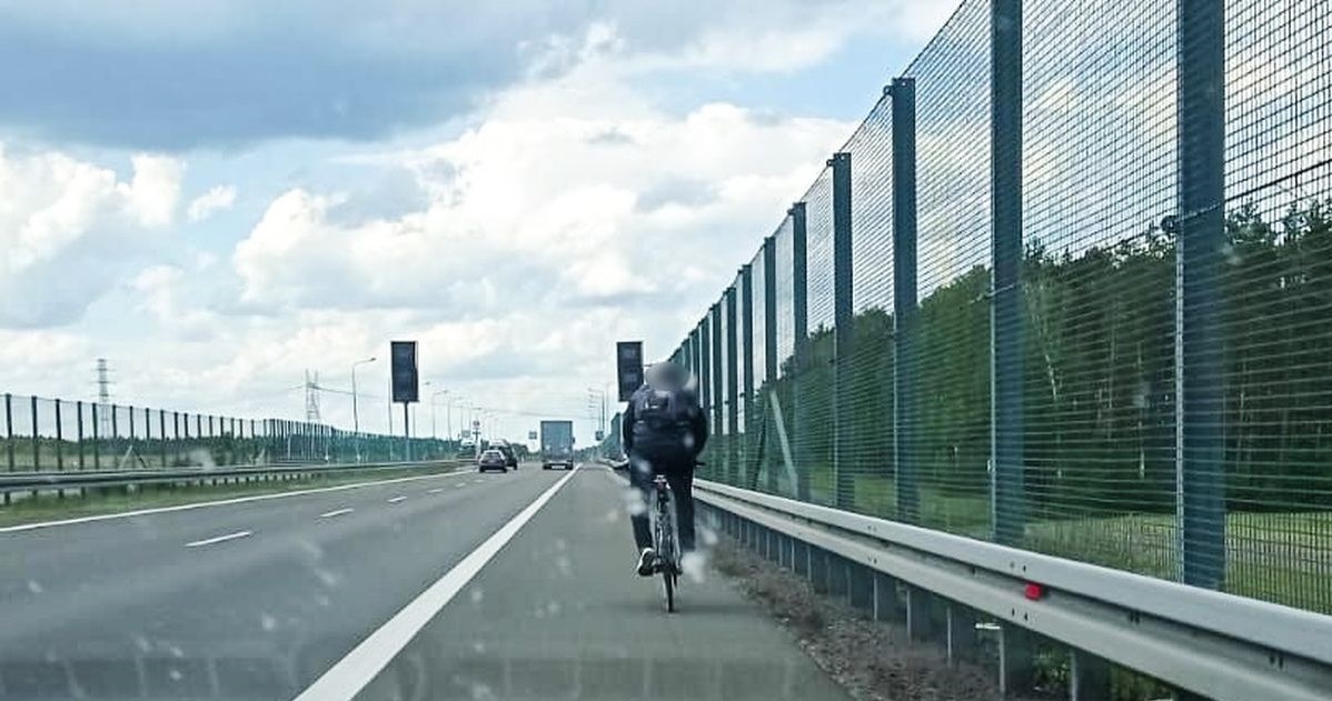 Po ukaraniu rowerzysty policjanci musieli go odeskortować do najbliższego zjazdu... /