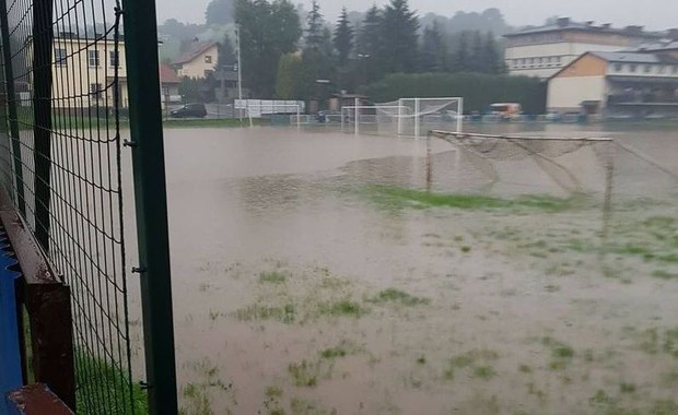 Po ulewach zalane piwnice i boisko w małopolskim Andrychowie