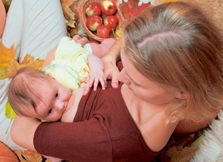 Po urodzeniu dziecka, organizm kobiety produkuje więcej prolaktyny /INTERIA.PL