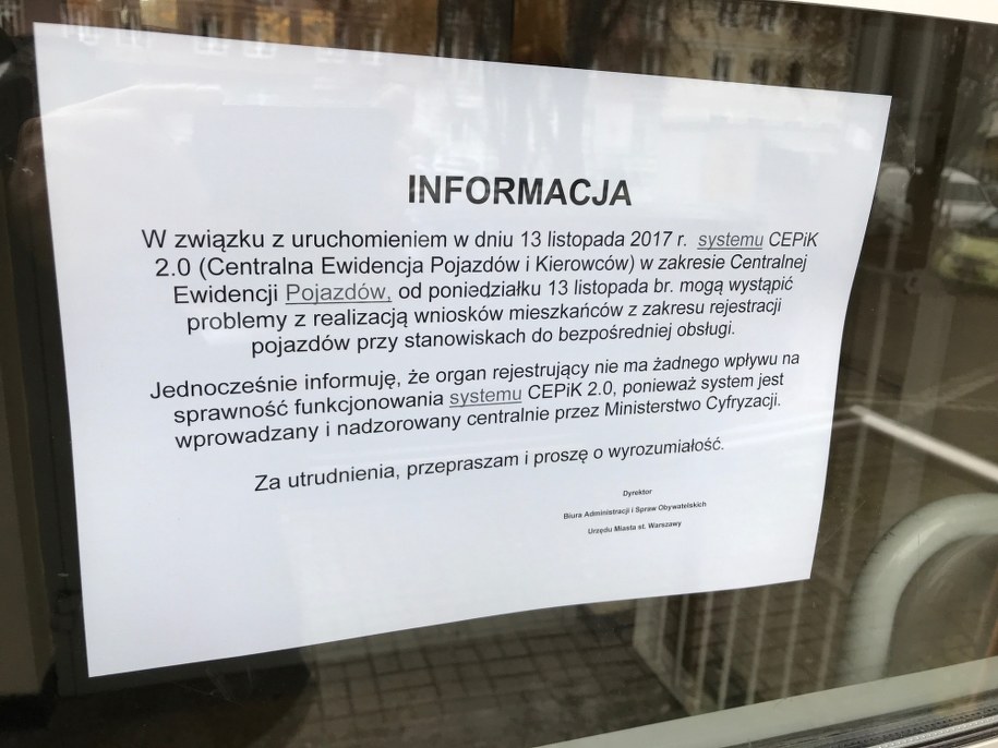 Po uruchomieniu systemu CEPiK 2.0 w wielu miejscach nie można wprowadzać danych aut do systemu, weryfikować ich czy choćby wydawać wtórników dokumentów /Mariusz PIekarski /RMF FM
