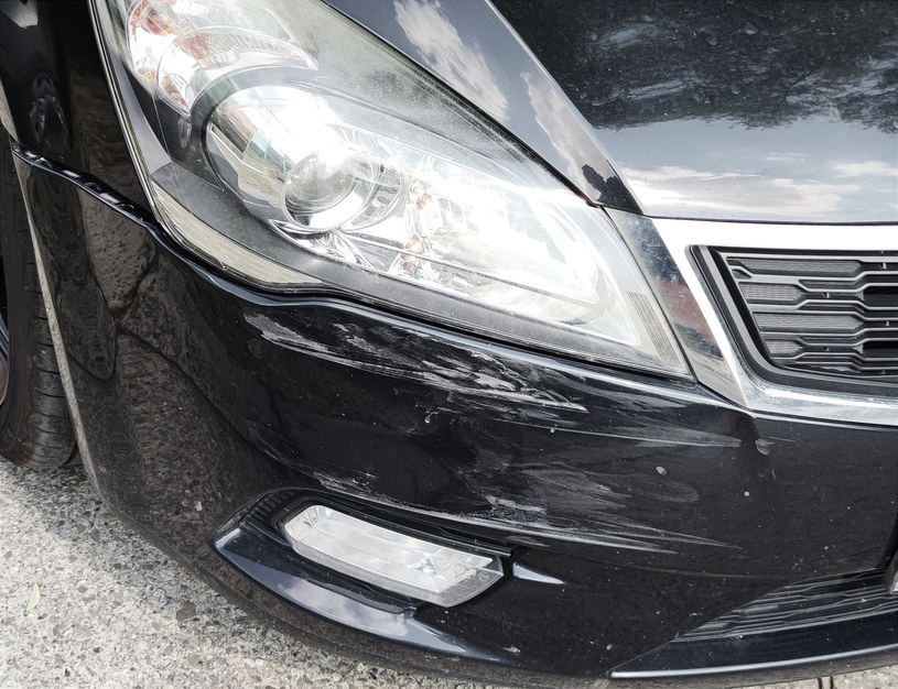 Po uszkodzeniu cudzego samochodu w żadnym wypadku nie należy uciekać z miejsca kolizji. /INTERIA.PL