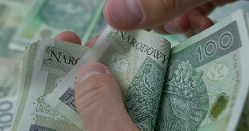 ​Po wakacjach emeryci dostaną po prawie 2000 zł. Kto może liczyć na pieniądze? /123RF/PICSEL